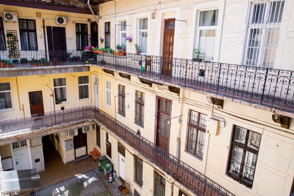 Studio Apartment Next To Famous Party House A38 Budapeste Exterior foto